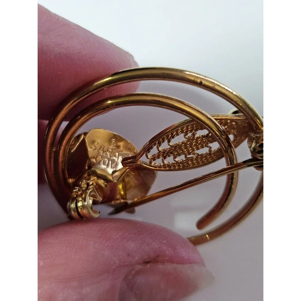 Vintage Sarah Coventry gold tone circular brooch